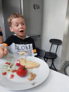 Enfant manifestant sa joie de découvrir de nouveaux goûts